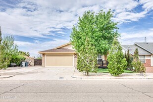 5733 Saplinas Rd in El Paso, TX - Building Photo