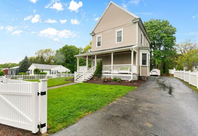 201 Adams St in Dedham, MA - Building Photo - Building Photo