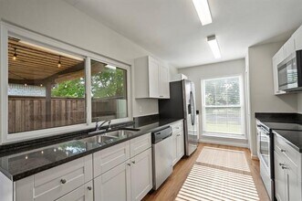 3002 Lindbergh Dr in Dallas, TX - Building Photo - Building Photo
