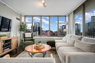 200 N Jefferson St, Unit 904 in Chicago, IL - Building Photo - Building Photo