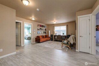 1438 Farina Lp SE in Olympia, WA - Foto de edificio - Building Photo