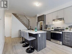 8 Sayers Ln in Richmond Hill, ON - Building Photo - Building Photo