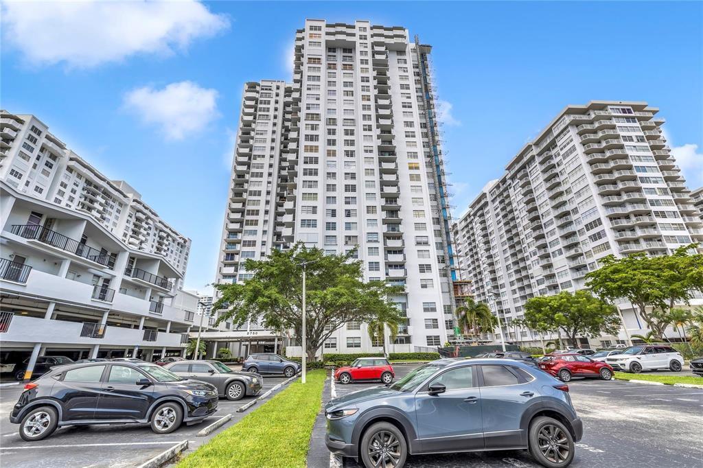 2750 NE 183rd St, Unit 2202 in Aventura, FL - Building Photo