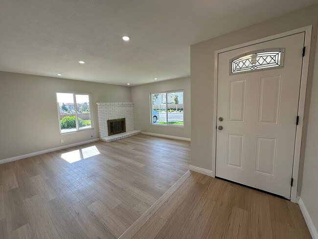 1373 S Idyllwild Ave in Bloomington, CA - Foto de edificio - Building Photo
