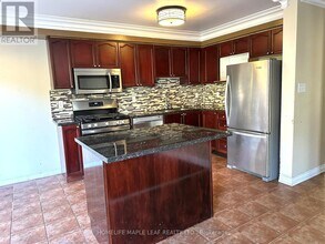 72 Four Seasons Cir in Brampton, ON - Building Photo - Building Photo