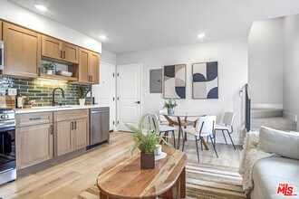 10035 S Western Ave in Los Angeles, CA - Foto de edificio - Building Photo