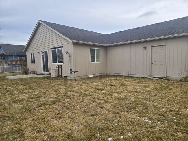 451 N Songbird St in Sisters, OR - Building Photo - Building Photo