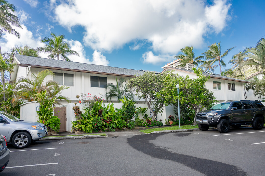 Marina Palms in Honolulu, HI - Building Photo