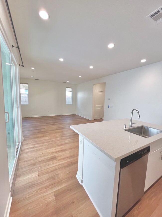 15982 Parkhouse Dr, Unit 3 in Fontana, CA - Foto de edificio - Building Photo
