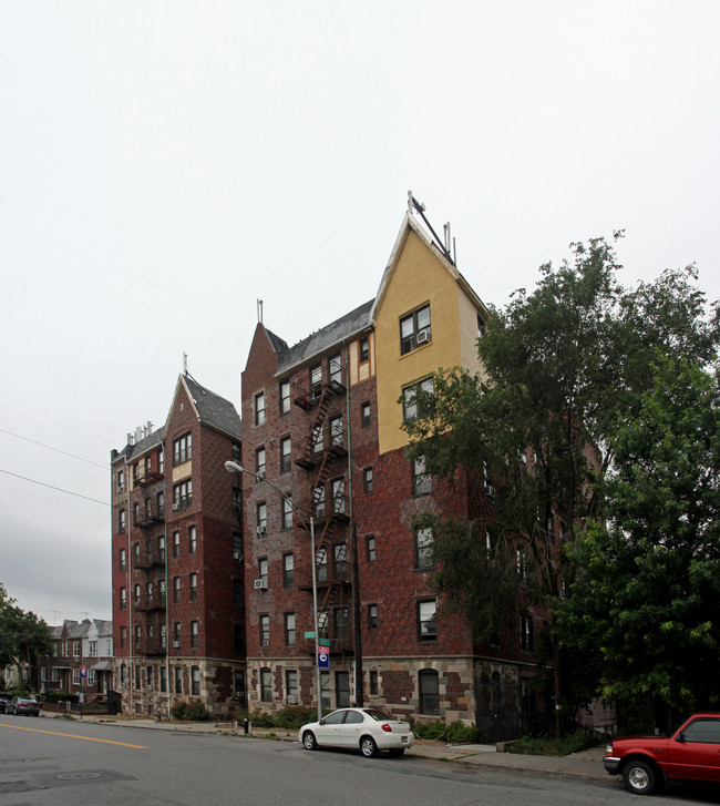 53-00 65th Pl in Maspeth, NY - Foto de edificio - Building Photo