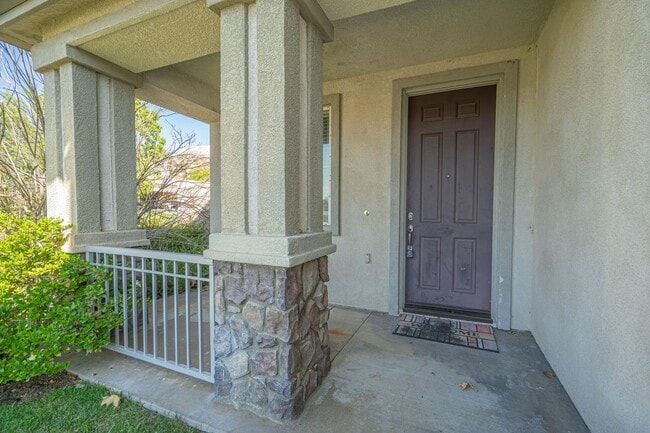 24198 Matthew Pl in Santa Clarita, CA - Building Photo - Building Photo