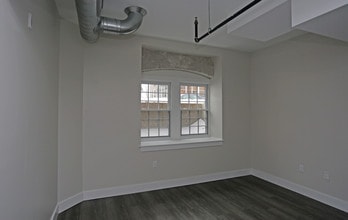 24 Amity Street in Cohoes, NY - Foto de edificio - Interior Photo