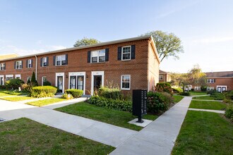 Crescent Woods in Bethpage, NY - Building Photo - Building Photo