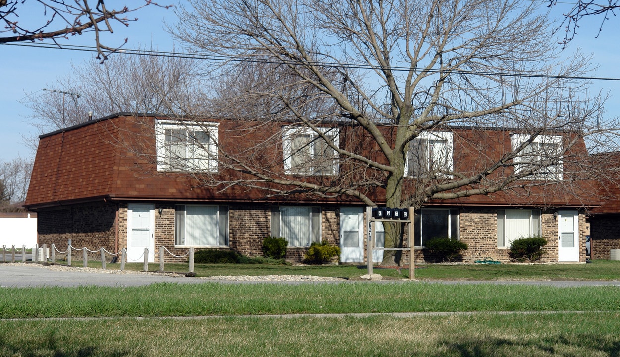 7636 Whitcomb St in Merrillville, IN - Building Photo