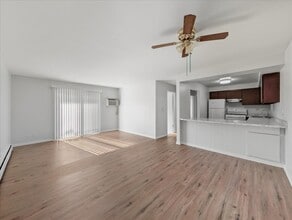 122 W Washington St in Round Lake, IL - Foto de edificio - Building Photo