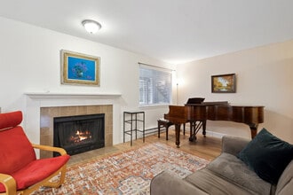 15415 35th Ave W, Unit #C-105 in Lynnwood, WA - Foto de edificio - Building Photo