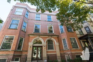 815 W Newport Ave, Unit 1R in Chicago, IL - Building Photo