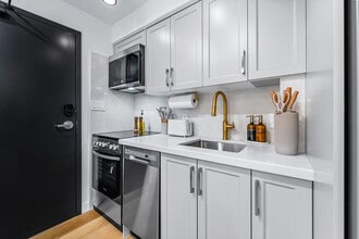 168 McCaul St, Unit SI ID1389235P in Toronto, ON - Building Photo - Building Photo