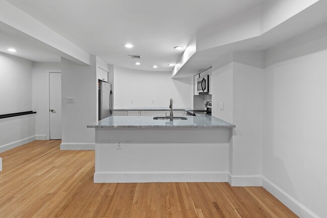 221 W Newton St, Unit 3 in Boston, MA - Foto de edificio - Building Photo