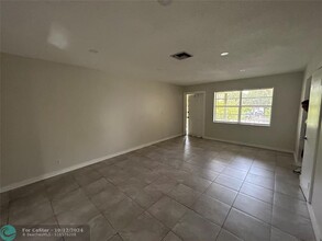 3890 Woodside Dr in Coral Springs, FL - Building Photo - Building Photo