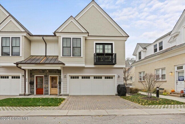64 North Ln in Saratoga Springs, NY - Foto de edificio - Building Photo