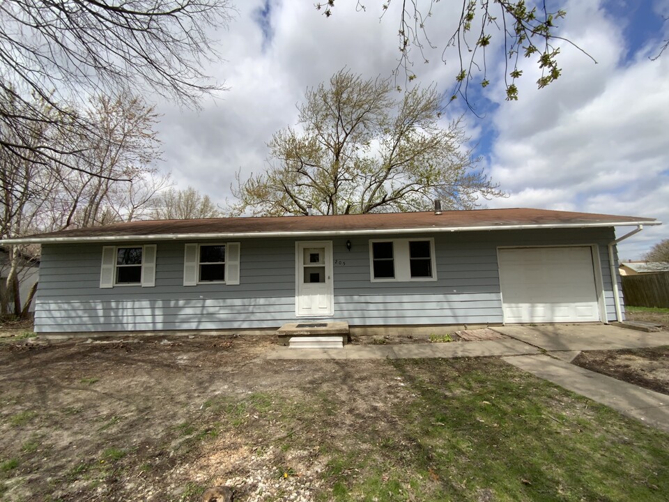205 E North St in Ridge Farm, IL - Foto de edificio