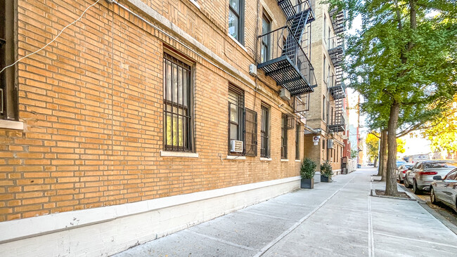 42 W 138th St in New York, NY - Building Photo - Building Photo