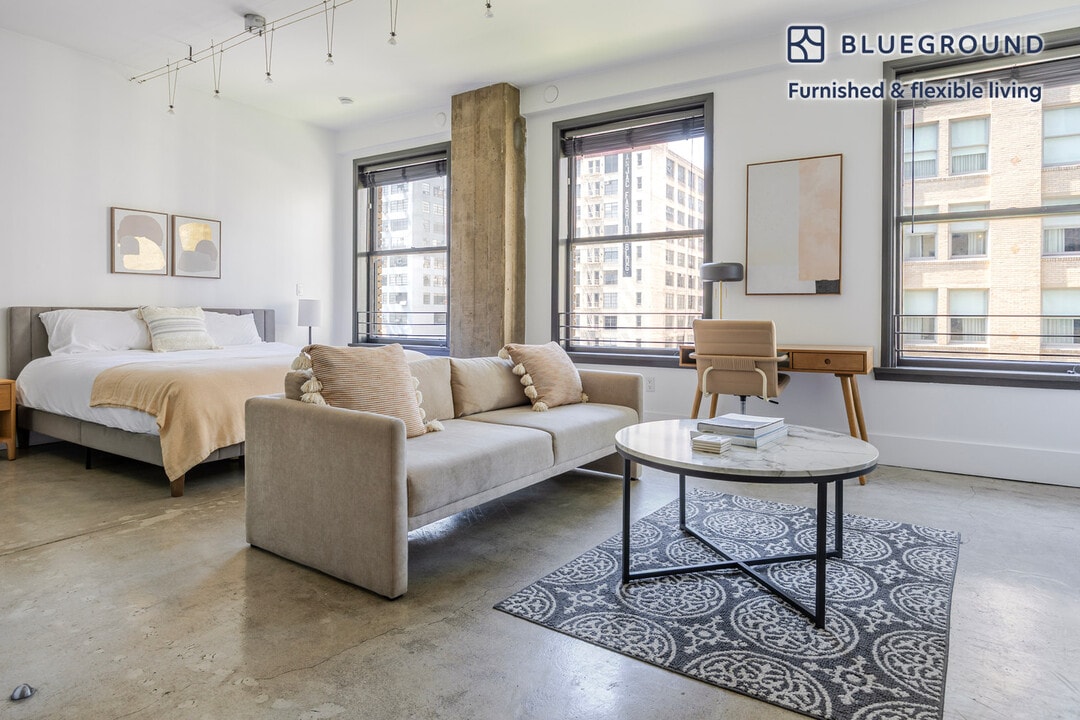 810 S Spring St in Los Angeles, CA - Building Photo