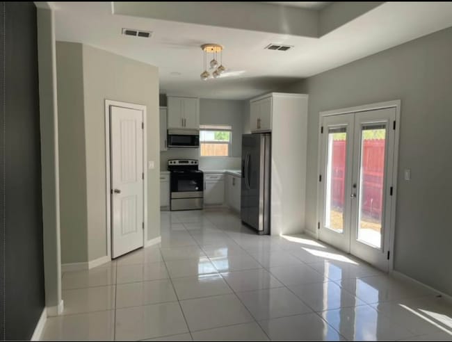 201 W Rutherford Ave in Edinburg, TX - Foto de edificio - Building Photo