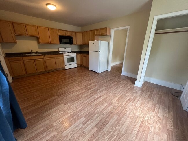 156 Oak Ave in Torrington, CT - Building Photo - Building Photo
