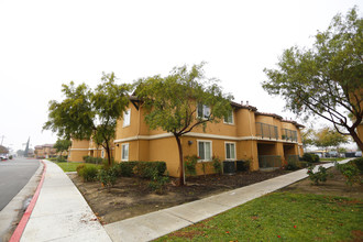 Sunny View Family Apartments I in Delano, CA - Foto de edificio - Building Photo
