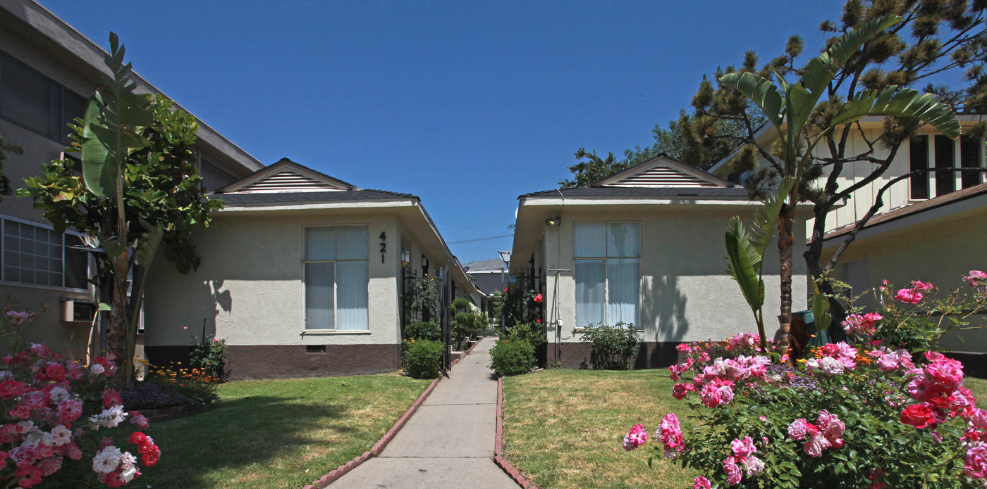 421 E Cedar Ave in Burbank, CA - Foto de edificio