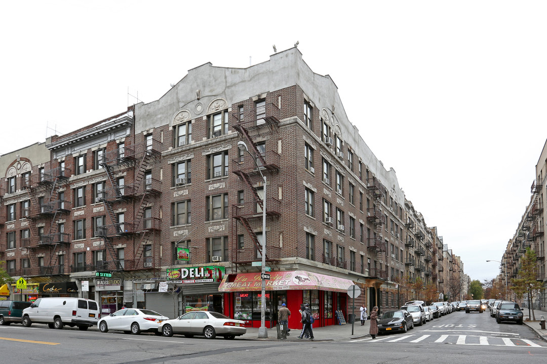 118 Nagle Ave in New York, NY - Building Photo