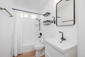 10844 Rose Ave in Los Angeles, CA - Foto de edificio - Interior Photo