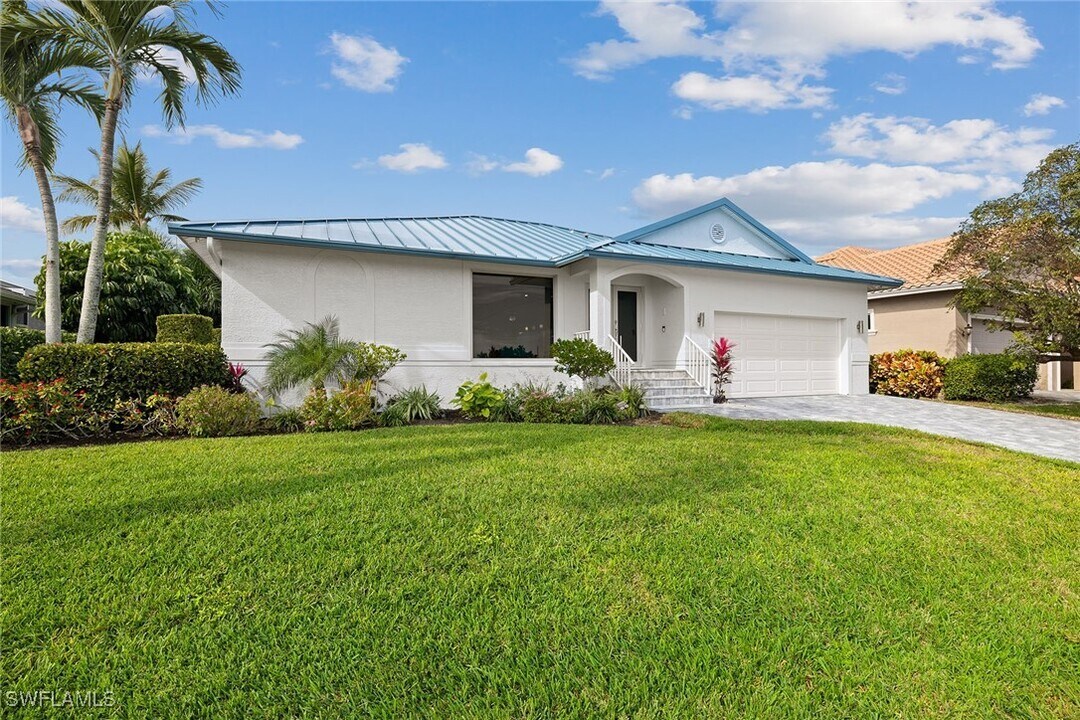 690 Amber Dr in Marco Island, FL - Building Photo