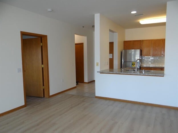 301 Harbour Town Dr, Unit 208 in Madison, WI - Foto de edificio - Building Photo