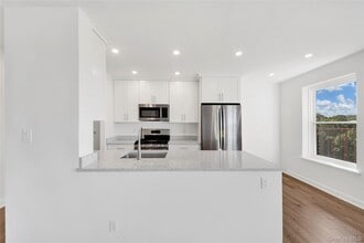 305 Sixth Ave in Pelham, NY - Foto de edificio - Building Photo