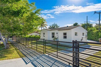 990 SW 11th St in Miami, FL - Building Photo - Building Photo