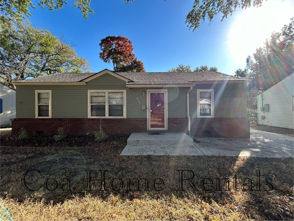 838 N Georgie Ave in Derby, KS - Foto de edificio