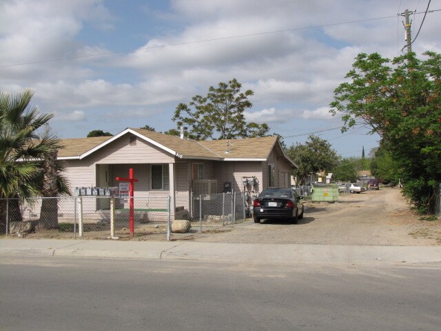 930-940 Sterling Rd in Bakersfield, CA - Building Photo