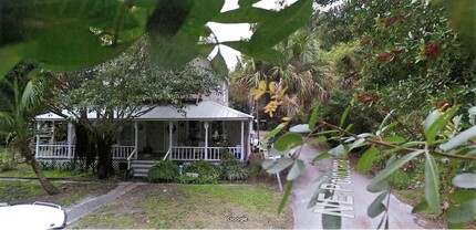 2172 NE Poinciana Ter in Jensen Beach, FL - Building Photo - Building Photo