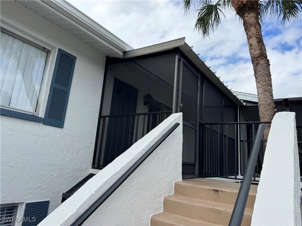 4070 Looking Glass Ln in Naples, FL - Building Photo