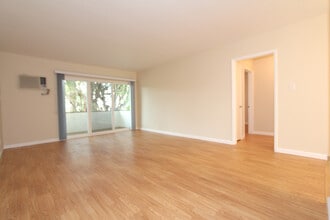 4800 Woodley Ave, Unit Encino-Woodley Apartments in Encino, CA - Foto de edificio - Building Photo