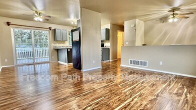 31797 Middle Ave in Spirit Lake, ID - Foto de edificio - Building Photo