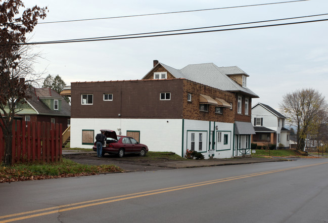 631 S Oakland Ave in Sharon, PA - Foto de edificio - Building Photo