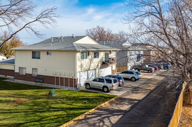 Hampden Villa in Lakewood, CO - Building Photo - Building Photo