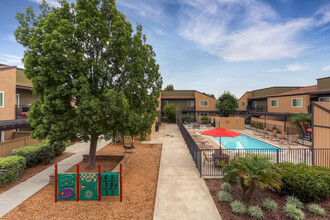 Midway Gardens Apartments in Escondido, CA - Foto de edificio - Building Photo