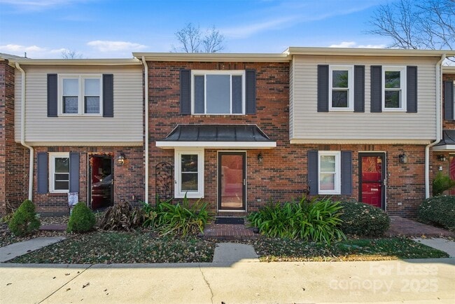 2705 N Center St in Hickory, NC - Building Photo - Building Photo