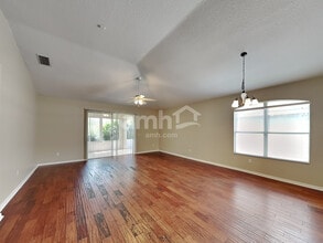 7029 Monarch Park Dr in Apollo Beach, FL - Building Photo - Building Photo