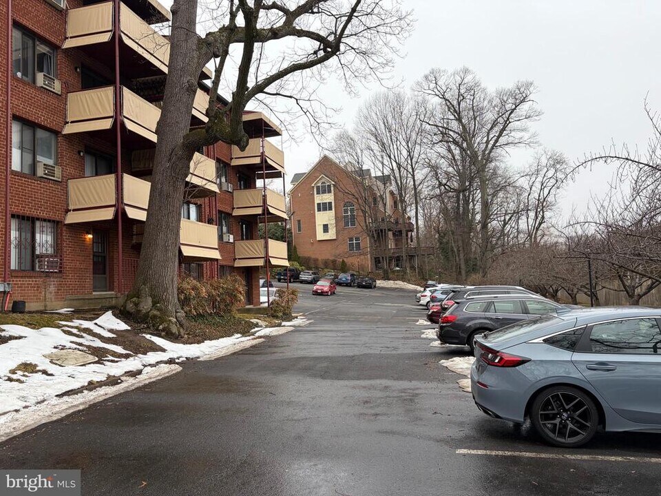 1575 N Colonial Terrace in Arlington, VA - Building Photo